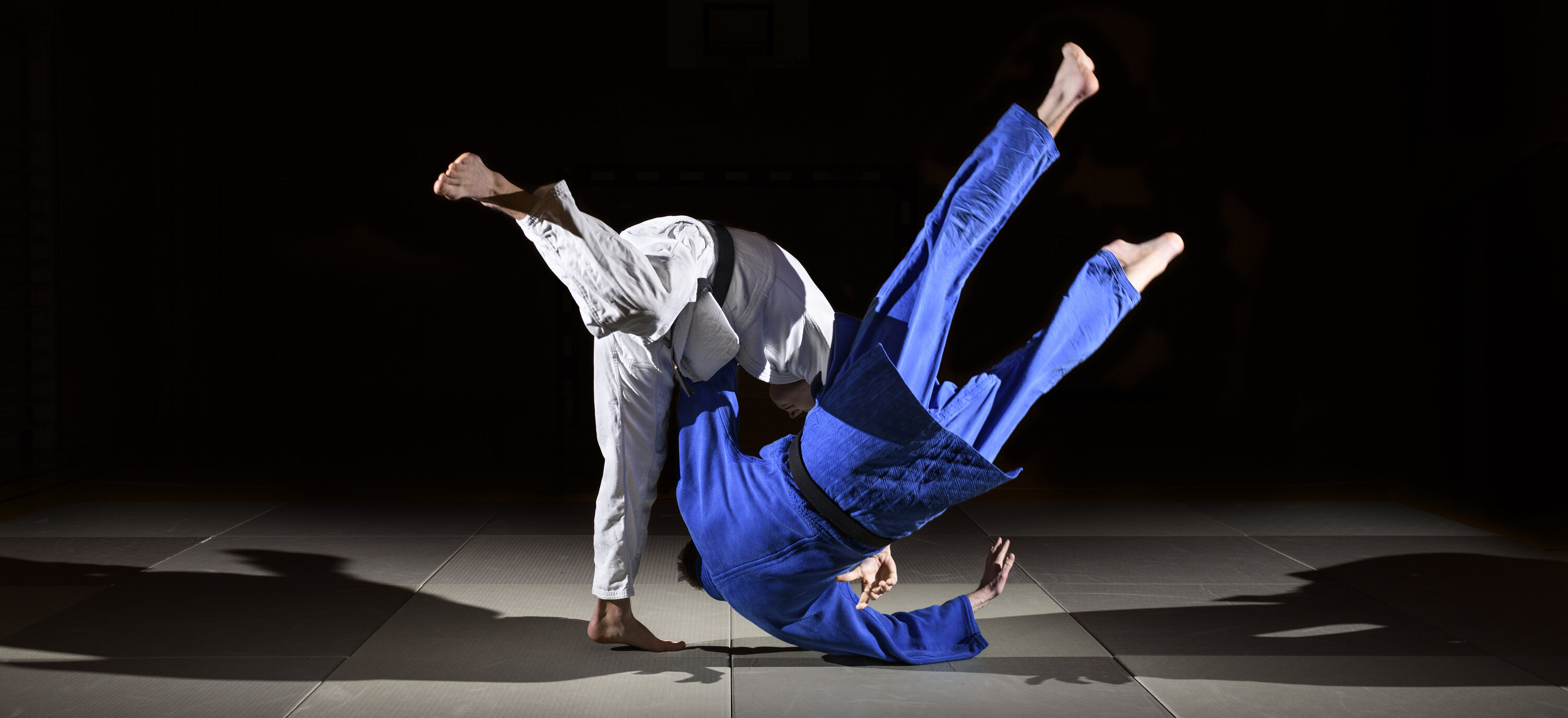 Ju-Jutsu Trainings Szene von zwei Erwachsenen