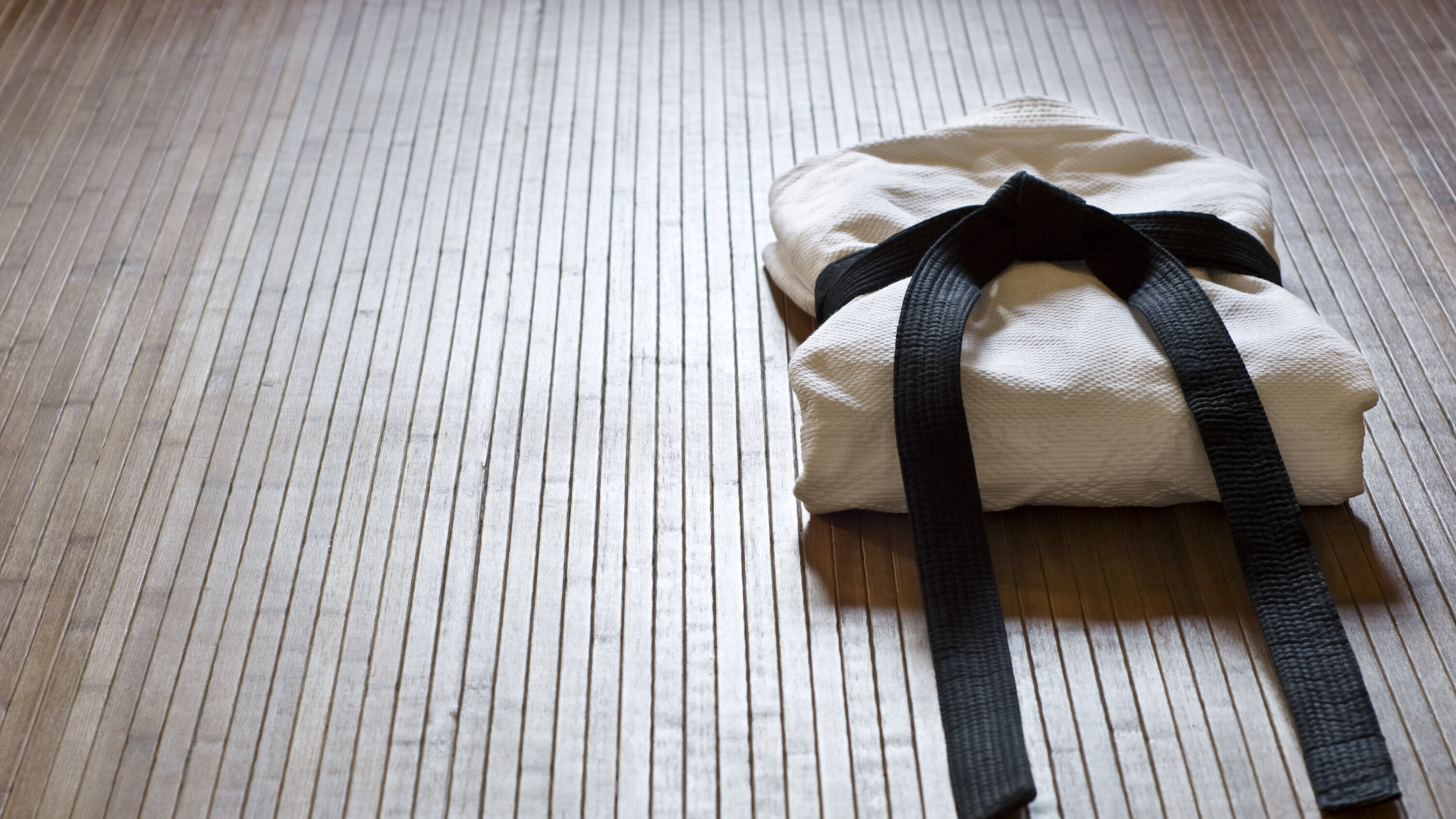 Anzug mit schwarzem Gützel