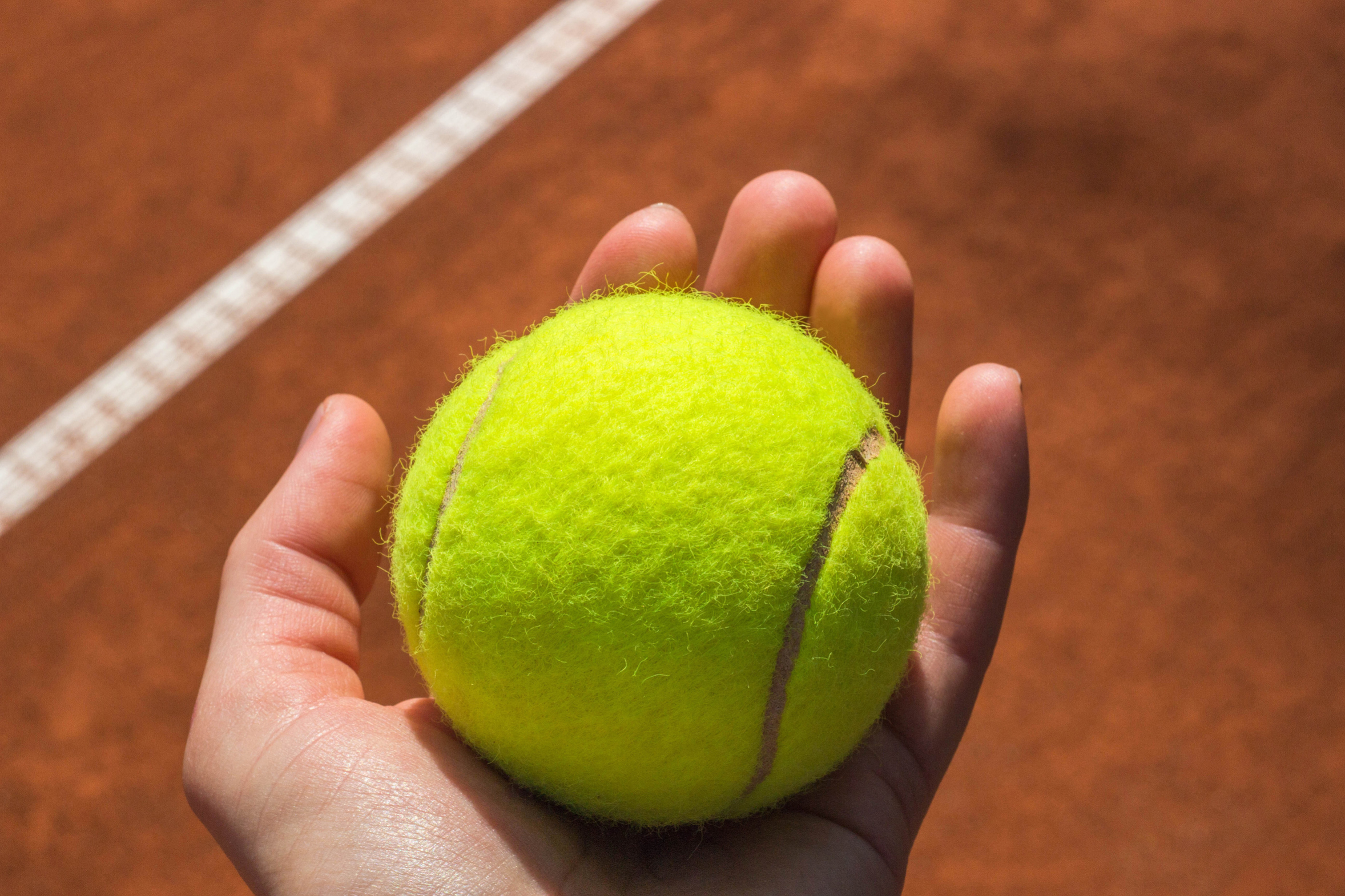 Tennisball in der Hand