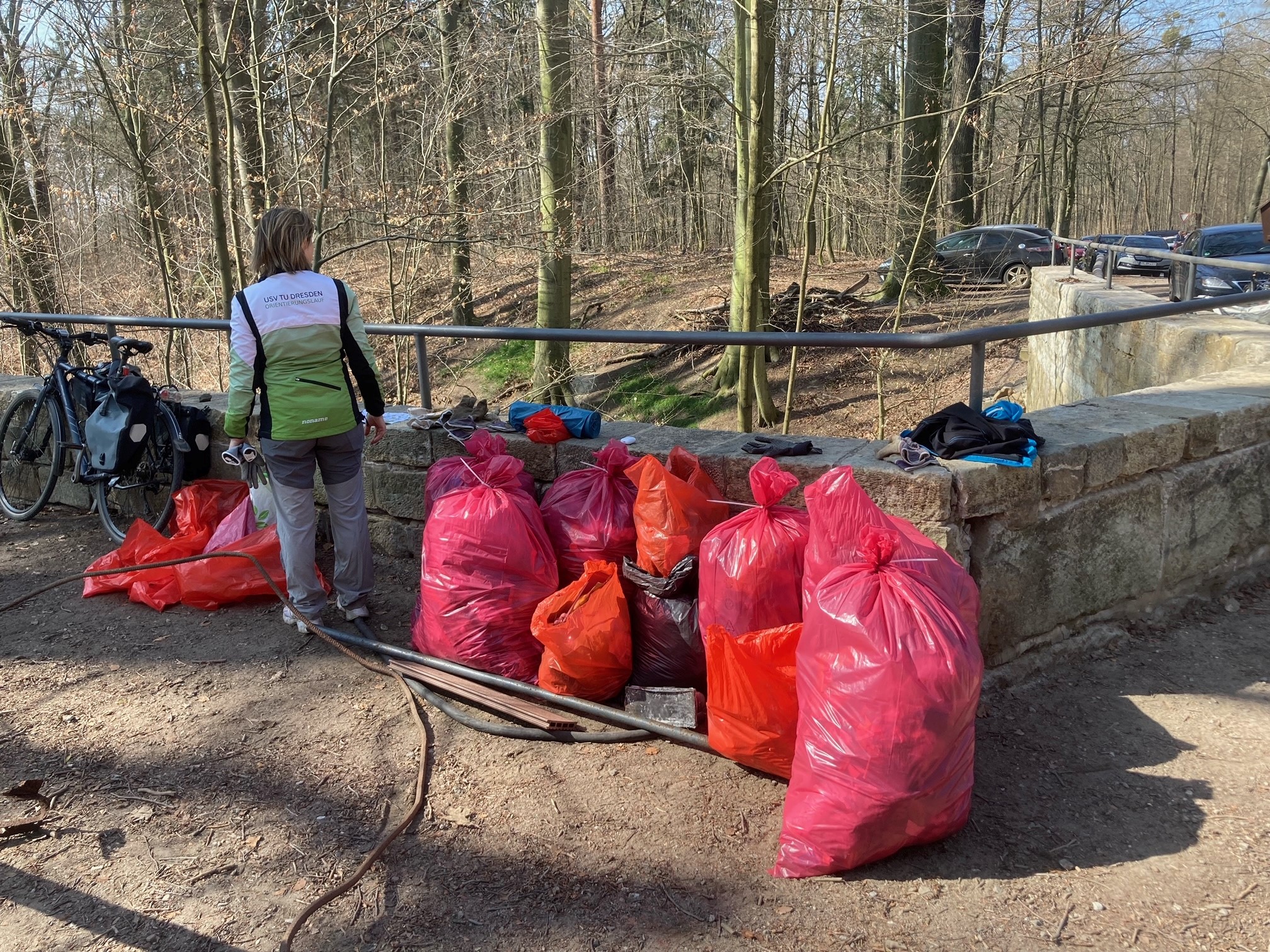 Müllbeutel im Wald