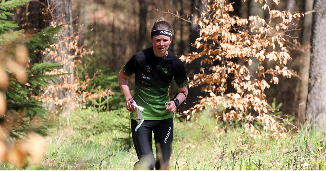 Läuferin im Wald Orientierungslauf