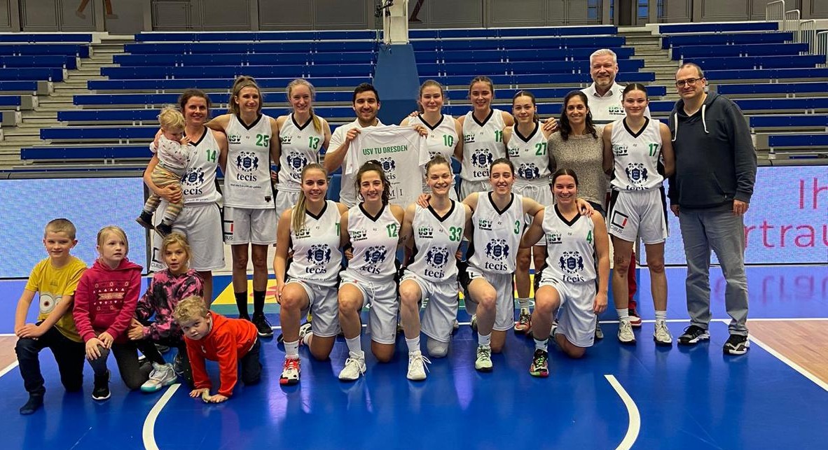 Saison 2022/2023: Region USV TU Dresden, Jörn Müller als Sponsor der Firma CUBUS Immobilien GmbH mit Trainer Henryk Schoder.