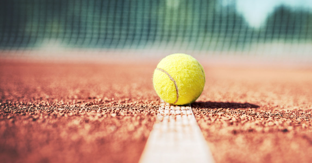 Tenniball auf Tennisplatz